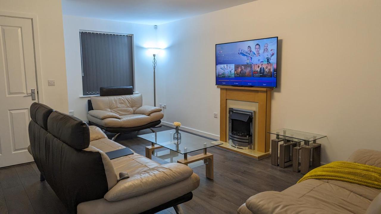 Clariturf - 4 Bedroom Semi - Private Parking Near Turf Moor, Town Centre, Transport And Motorway Links Next To Canal, 3 Parks And Lake - Sky And Netflix Burnley Exterior foto