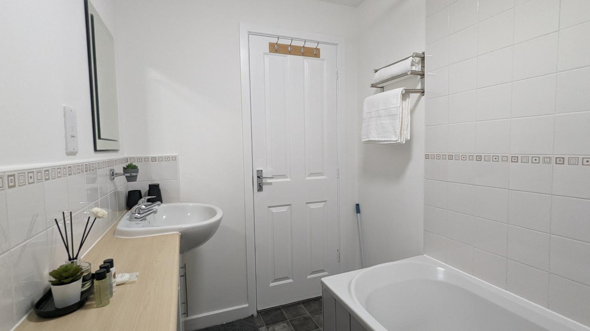 Clariturf - 4 Bedroom Semi - Private Parking Near Turf Moor, Town Centre, Transport And Motorway Links Next To Canal, 3 Parks And Lake - Sky And Netflix Burnley Exterior foto