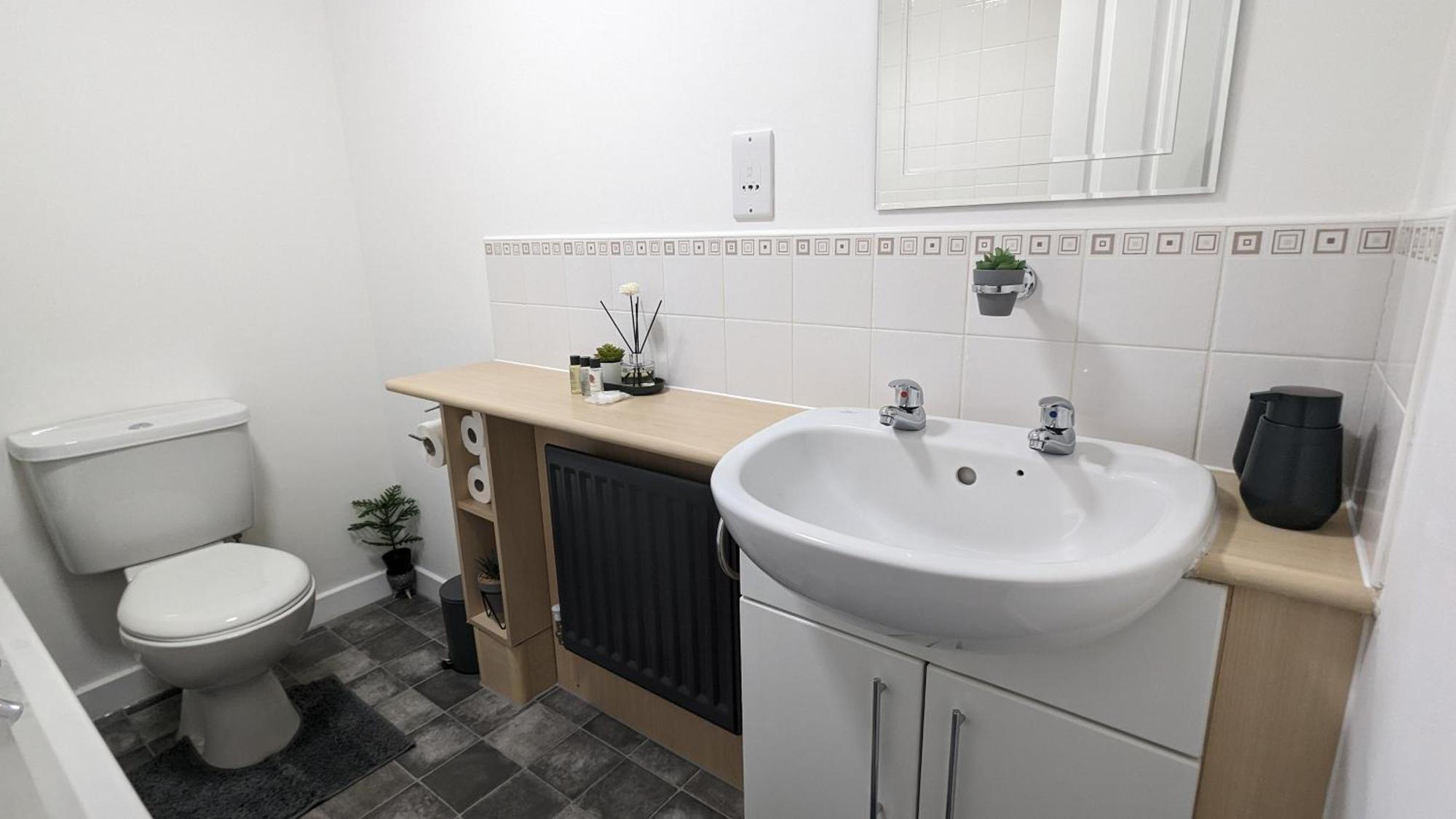 Clariturf - 4 Bedroom Semi - Private Parking Near Turf Moor, Town Centre, Transport And Motorway Links Next To Canal, 3 Parks And Lake - Sky And Netflix Burnley Exterior foto