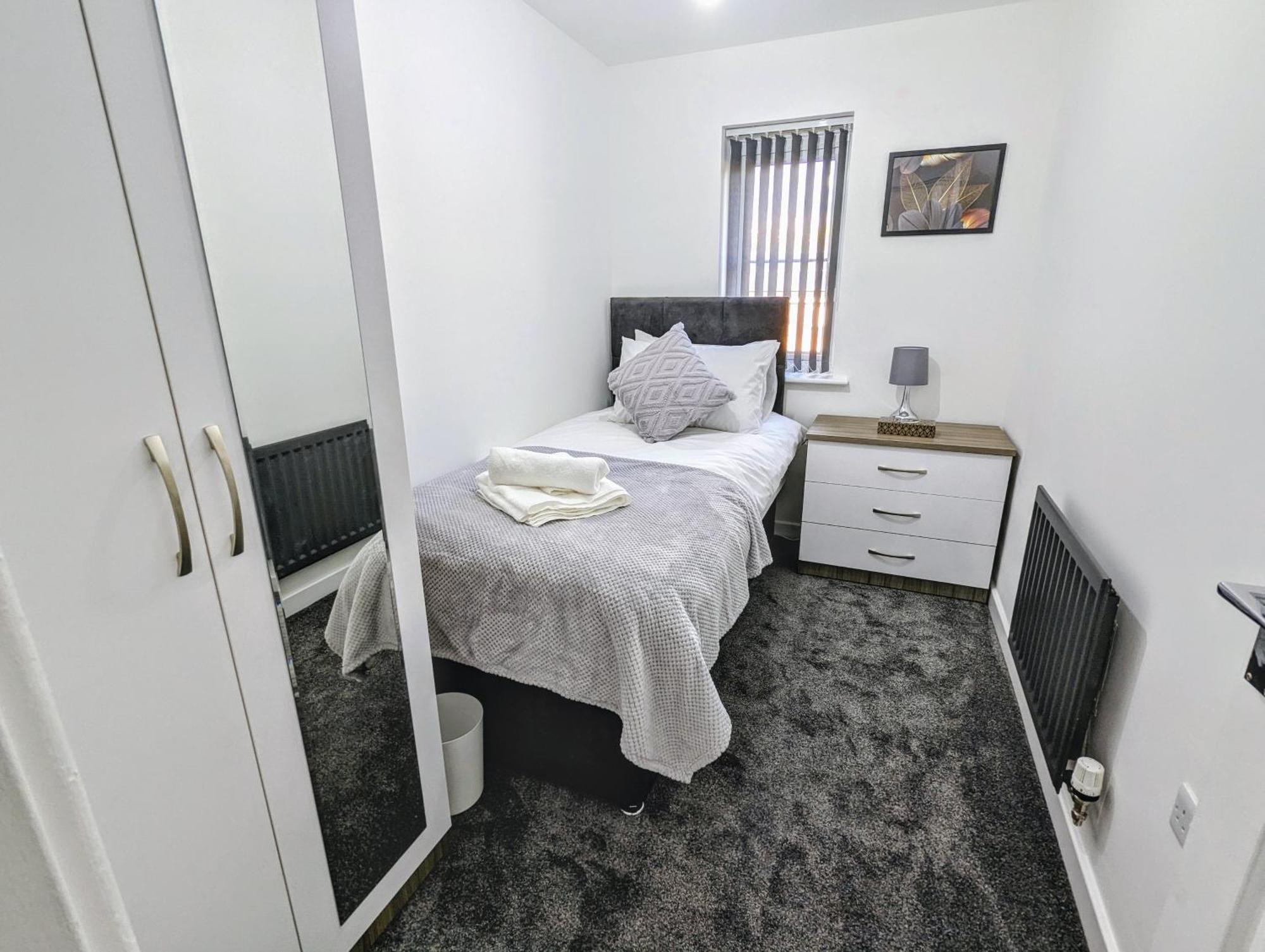 Clariturf - 4 Bedroom Semi - Private Parking Near Turf Moor, Town Centre, Transport And Motorway Links Next To Canal, 3 Parks And Lake - Sky And Netflix Burnley Exterior foto